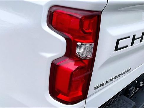 Used 2024 Chevrolet Silverado 1500 LT Trail Boss w/ LT Trail Boss Premium Package AWD/4WD image 31