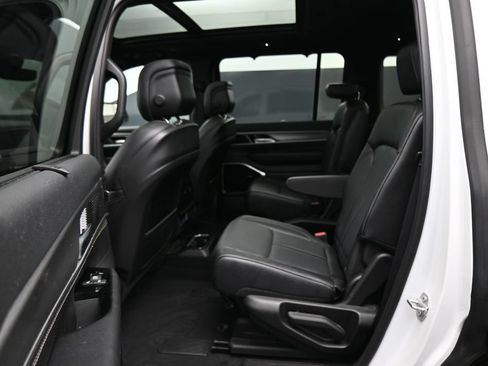 Used 2025 Jeep Wagoneer Series III w/ Premium Group I AWD/4WD image 29