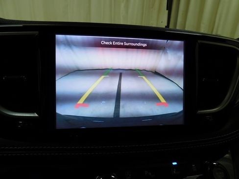 Used 2025 Chrysler Pacifica Limited image 39