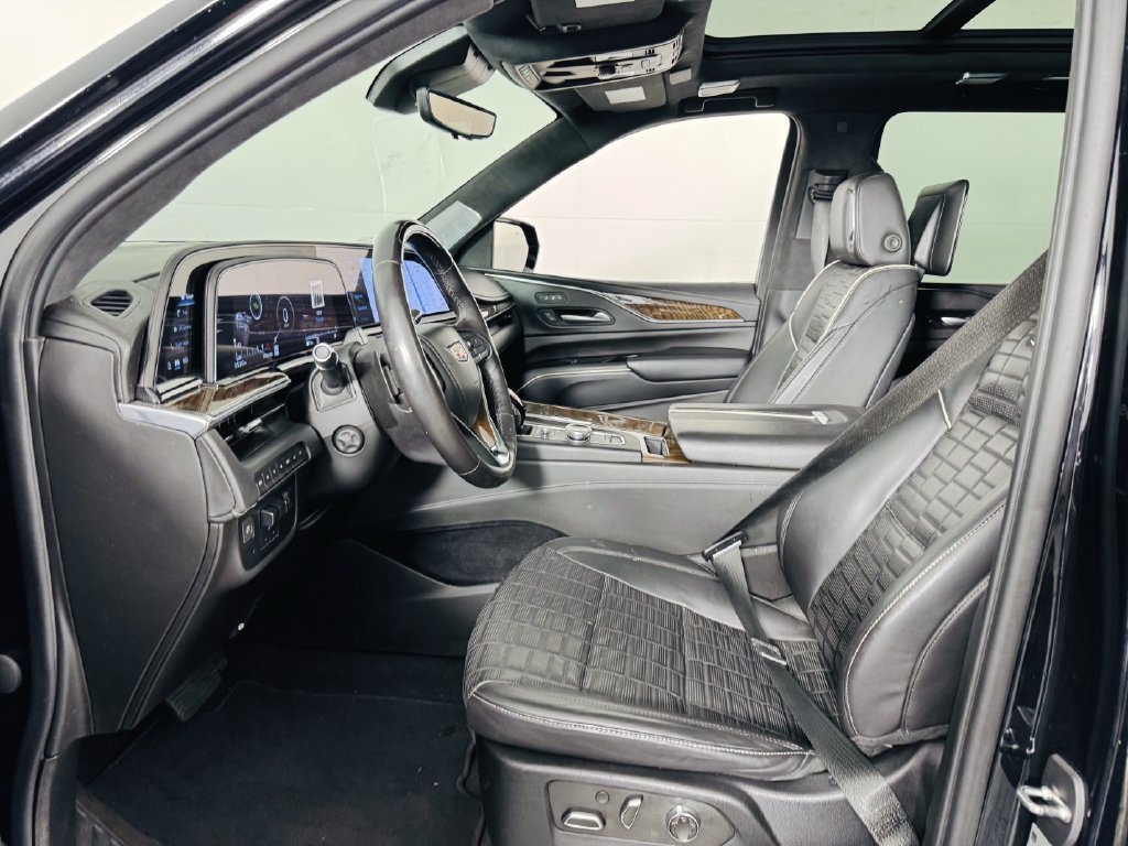 Used 2023 Cadillac Escalade ESV Premium Luxury Platinum w/ Heavy-Duty Trailer Package AWD/4WD image 5