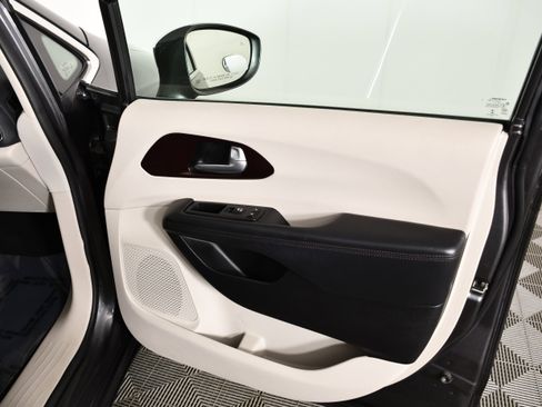 Used 2017 Chrysler Pacifica Limited FWD image 39
