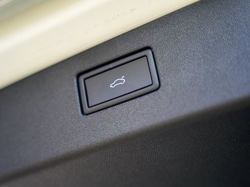 New 2025 Volkswagen Tiguan SE image 31