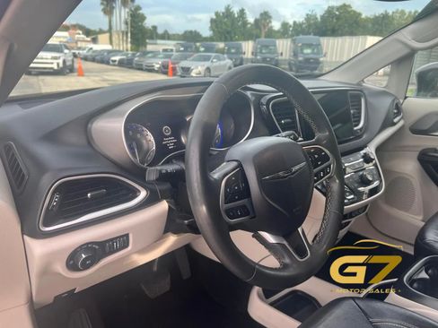 Used 2022 Chrysler Pacifica Touring-L FWD image 17