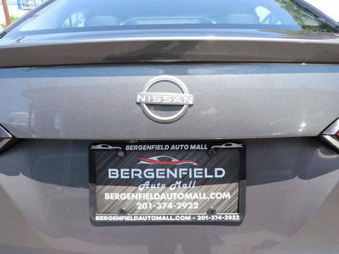 Used 2024 Nissan Versa SR FWD image 52