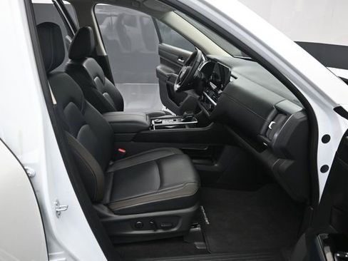 Used 2025 Nissan Pathfinder SL AWD/4WD image 32