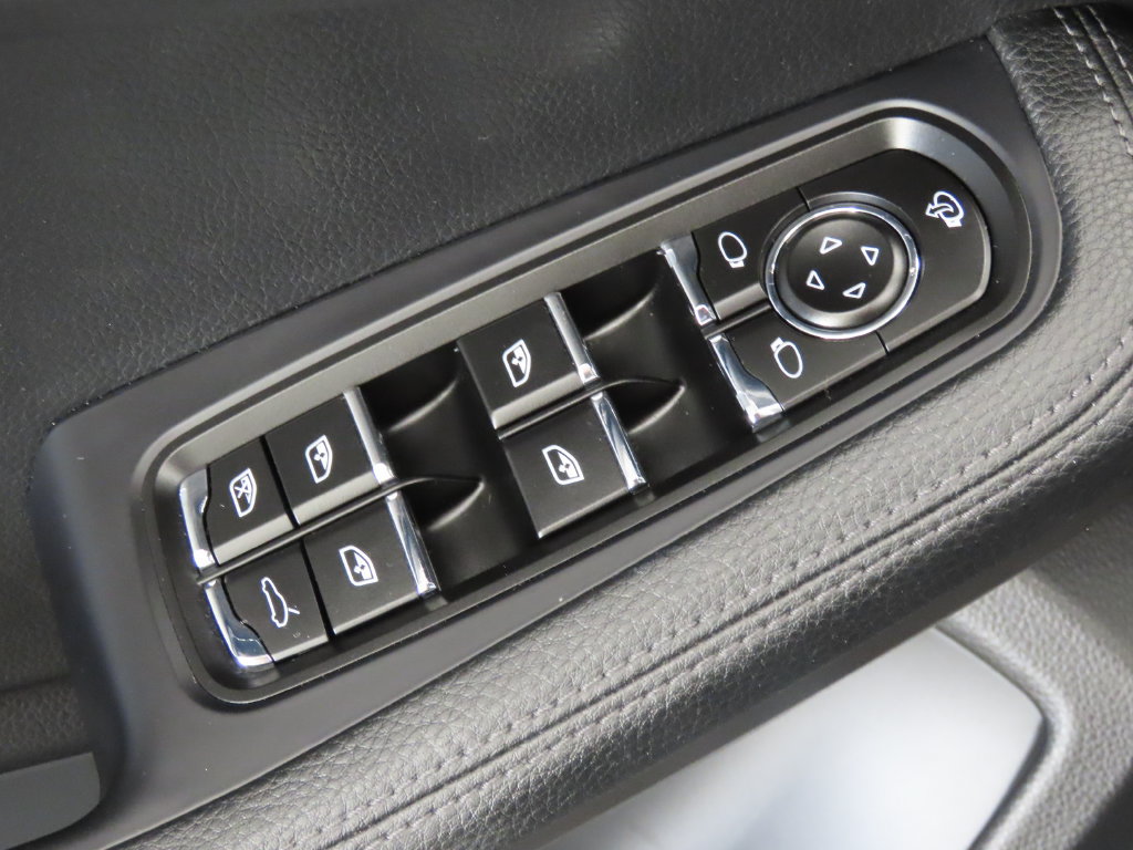 Certified 2025 Porsche Macan AWD/4WD image 38