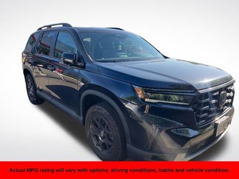Used 2025 Honda Pilot TrailSport image 7