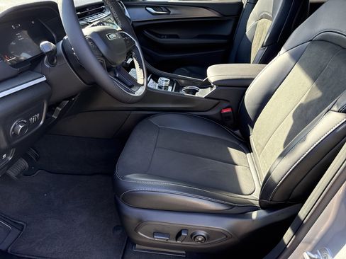 New 2025 Jeep Grand Cherokee Altitude image 8