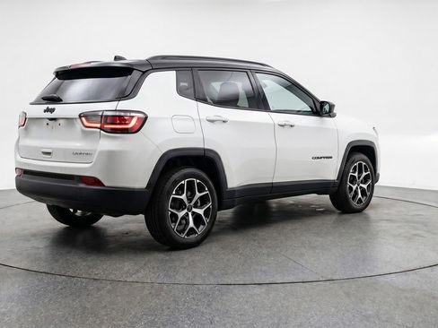 Used 2025 Jeep Compass Limited image 9