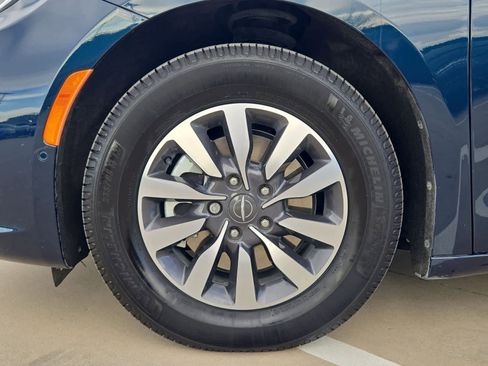 Used 2022 Chrysler Pacifica Limited image 5