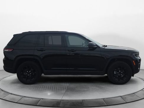 Used 2024 Jeep Grand Cherokee Altitude AWD/4WD image 6