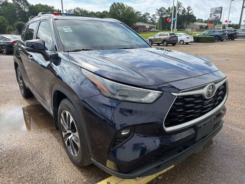 Used 2023 Toyota Highlander XLE FWD image 2