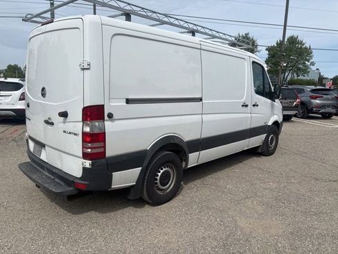 Used 2014 Freightliner Sprinter 2500 RWD image 3
