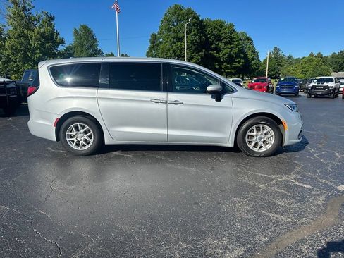 Used 2023 Chrysler Pacifica Touring-L FWD image 2