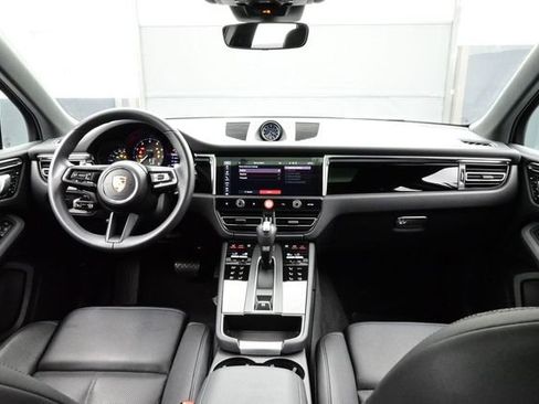 Certified 2025 Porsche Macan AWD/4WD image 18