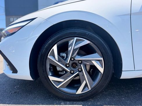 Used 2024 Hyundai Elantra Limited FWD image 3