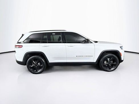Used 2023 Jeep Grand Cherokee Altitude AWD/4WD image 12