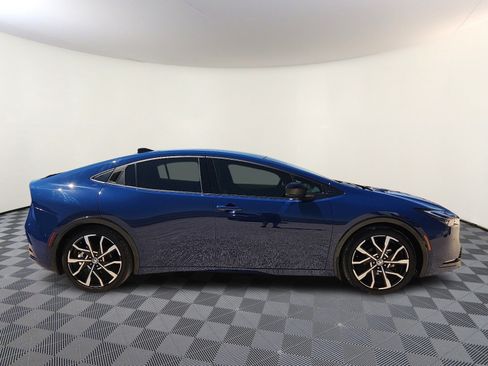 Used 2024 Toyota Prius XLE FWD image 5