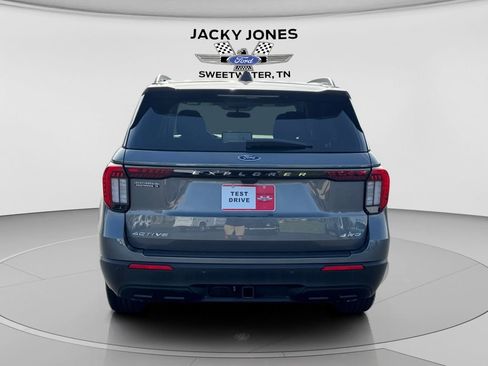 Used 2025 Ford Explorer Active AWD/4WD image 4