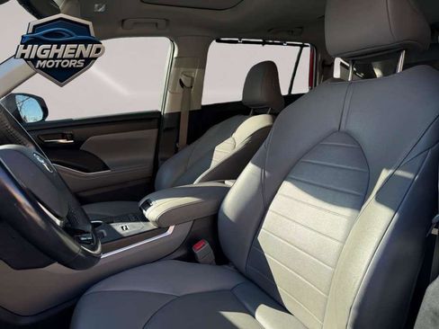 Used 2020 Toyota Highlander XLE image 14
