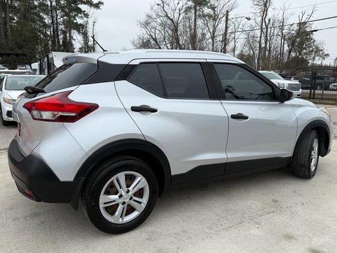 Used 2018 Nissan Kicks S image 3