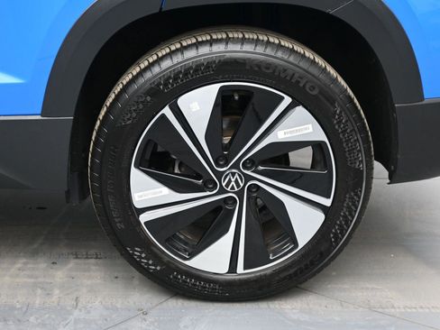 Certified 2025 Volkswagen Taos SE w/ Panoramic Sunroof Package image 12