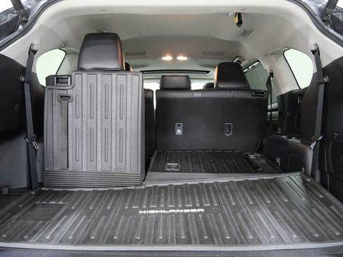 Used 2021 Toyota Highlander XLE image 27