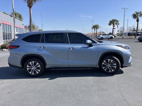 Certified 2023 Toyota Highlander XLE image 6
