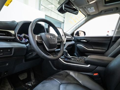 Certified 2024 Toyota Highlander XLE image 4