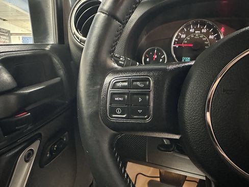 Used 2017 Jeep Wrangler Sahara w/ Connectivity Group AWD/4WD image 19