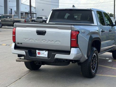 Certified 2025 Toyota Tacoma TRD Off-Road AWD/4WD image 5
