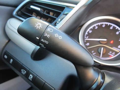 Used 2022 Toyota Camry XLE image 13