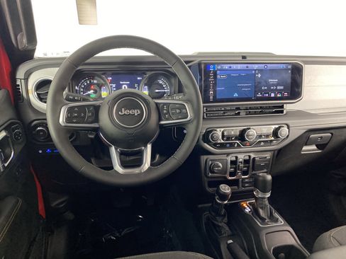 Used 2025 Jeep Wrangler Unlimited Sahara AWD/4WD image 20