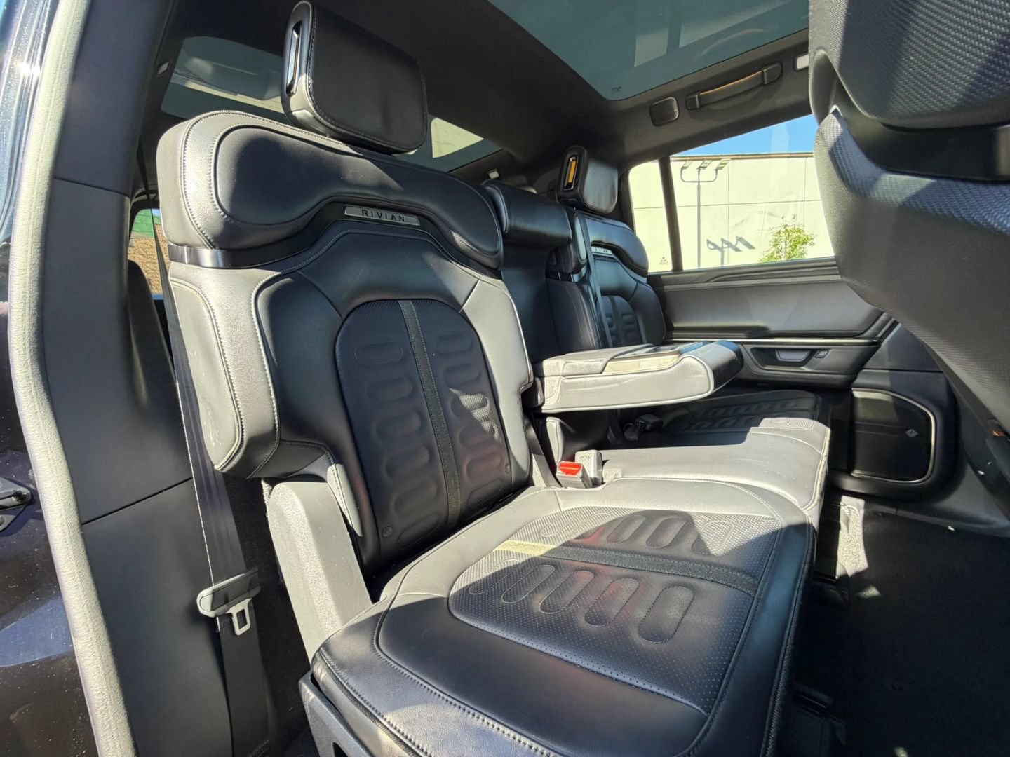 Used 2025 Rivian R1S Adventure Dual AWD/4WD image 42