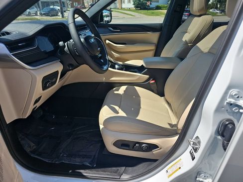 Certified 2025 Jeep Grand Cherokee L Limited w/ Luxury Tech Group II AWD/4WD image 18