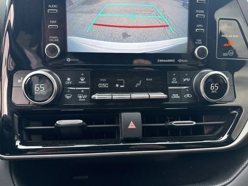 Used 2020 Toyota Highlander XLE image 33