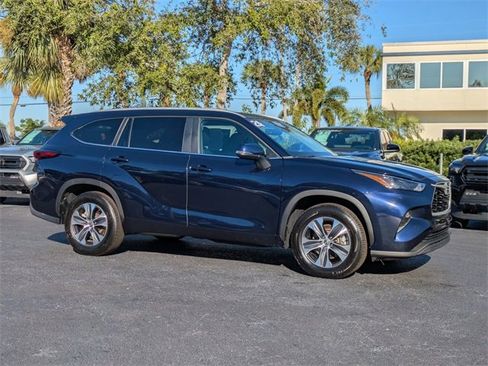 Used 2024 Toyota Highlander XLE image 2