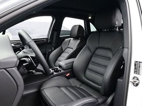 New 2026 Porsche Macan AWD/4WD image 5