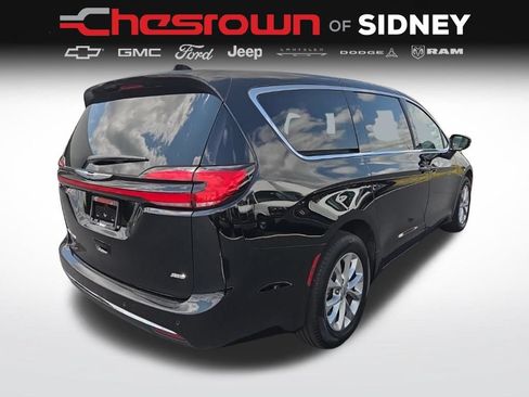 Used 2024 Chrysler Pacifica Touring-L w/ Uconnect Theater Family Group AWD/4WD image 5