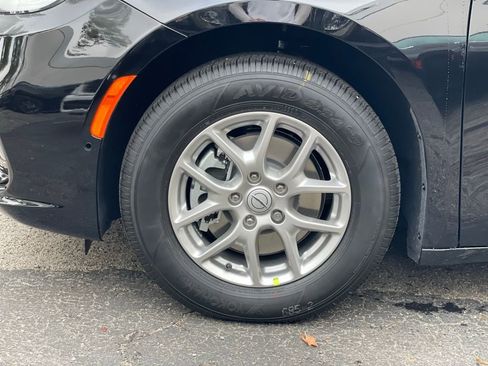 New 2026 Chrysler Pacifica Select image 10