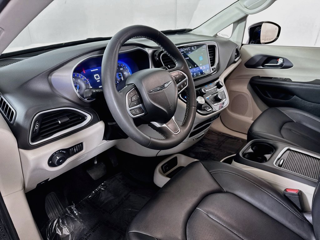 Used 2024 Chrysler Pacifica Touring-L FWD image 9