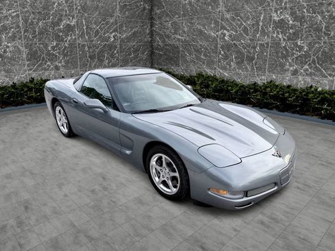 Used 2004 Chevrolet Corvette Coupe w/ Preferred Equipment Group RWD image 7