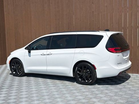 Used 2025 Chrysler Pacifica Limited FWD image 17