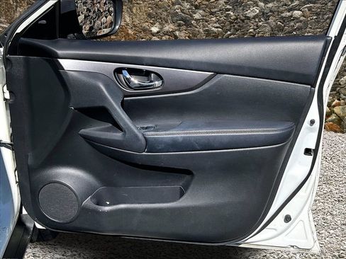 Used 2016 Nissan Rogue SV w/ SV Premium Package image 22