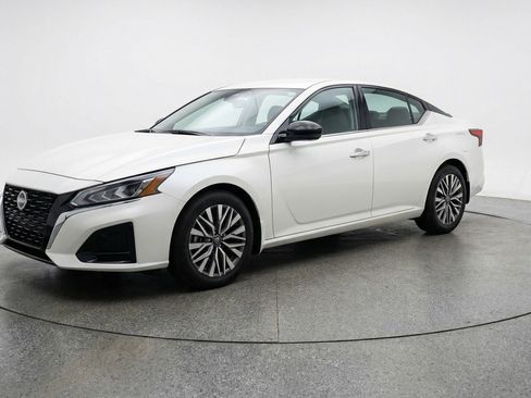 Used 2025 Nissan Altima 2.5 SV FWD image 3