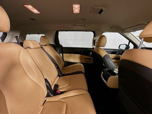 Used 2024 Kia Carnival EX FWD image 28
