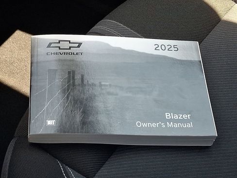 Used 2025 Chevrolet Blazer LT FWD image 27