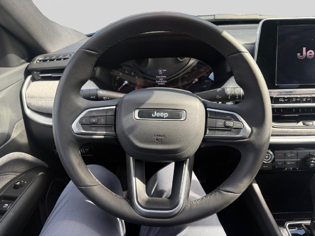 Used 2025 Jeep Compass Latitude AWD/4WD image 11