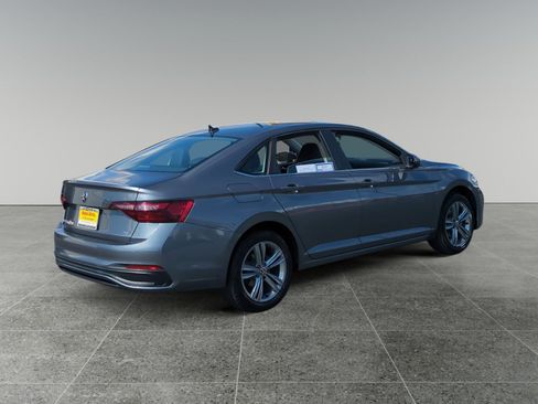 Used 2024 Volkswagen Jetta SE image 5