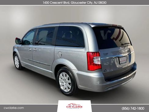 Used 2016 Chrysler Town & Country Touring image 8
